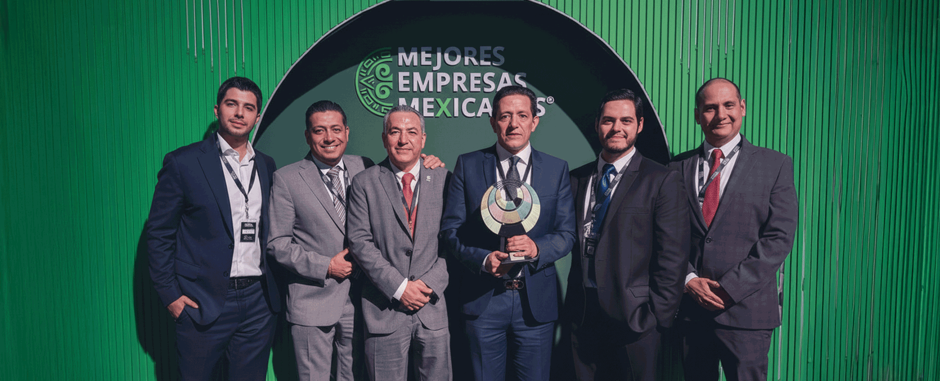 Directivos de Corporativo Muñoz recibiendo el reconocimiento de Mejores Empresas Mexicanas 2025 en el Tecnológico de Monterrey.